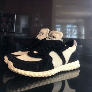 Valentino Garavani Black Lowtop Sneaker